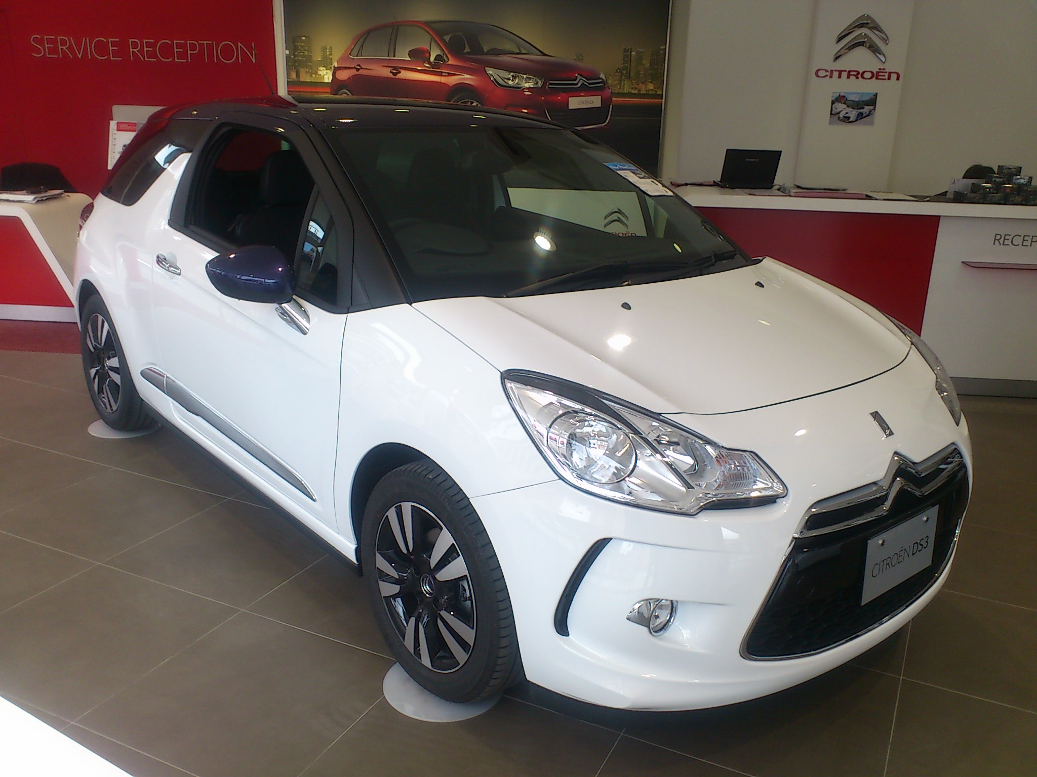 NEW C3 & NEW DS3 新色の展示車が入荷しました